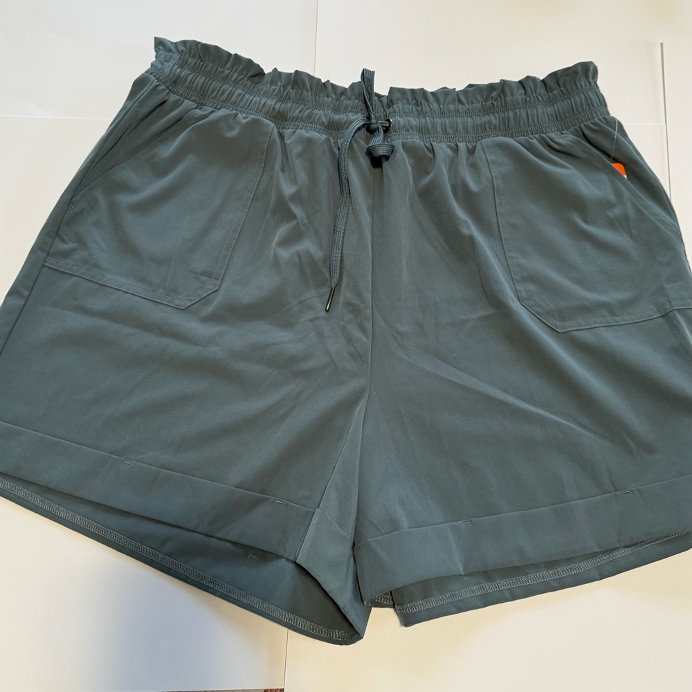 Danskin Paperbag Short Inseam: 4” stormy weather
Woman short size XXL